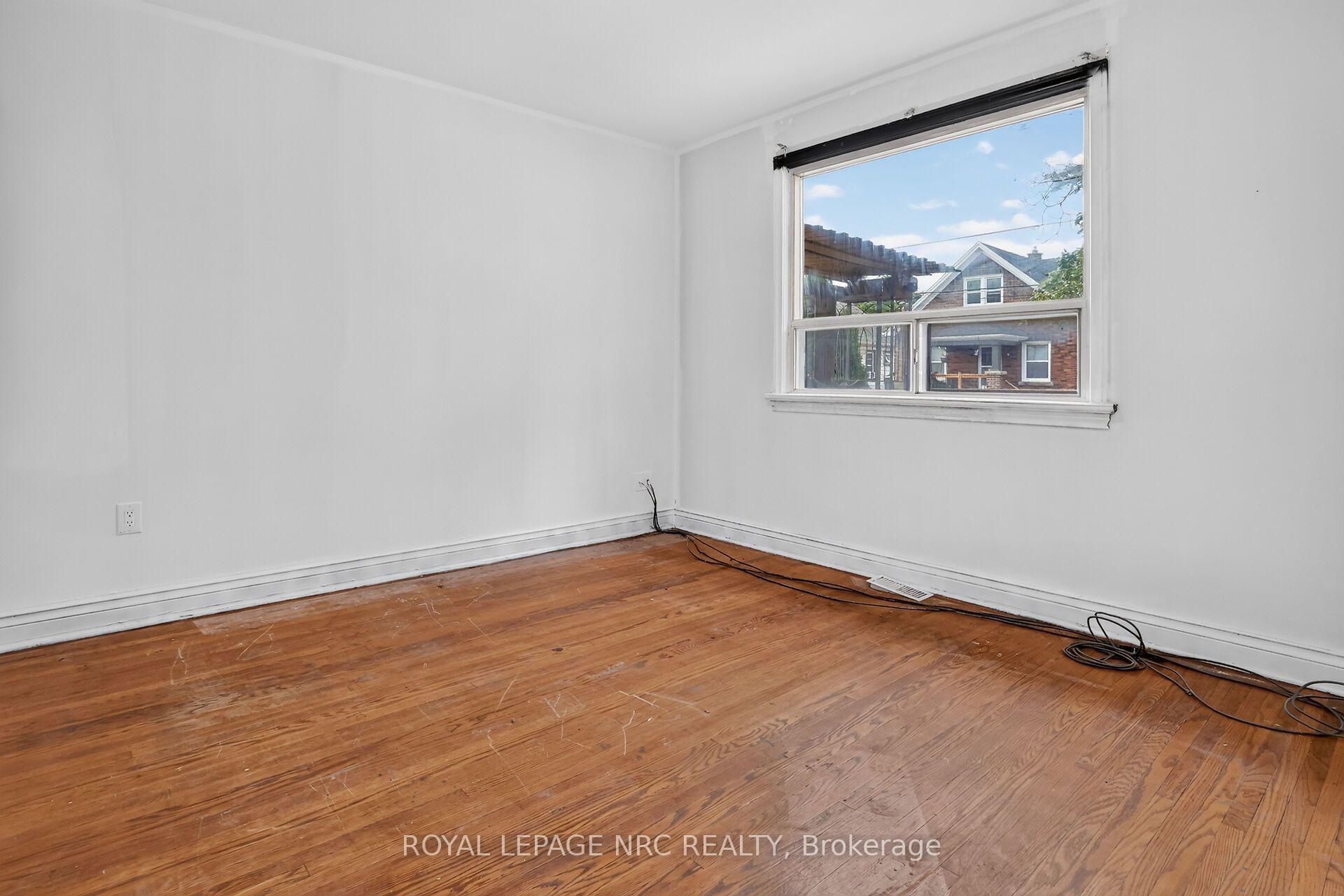 Photo 11 of 62 Cosby Avenue, St. Catharines, Facer — HOMEH