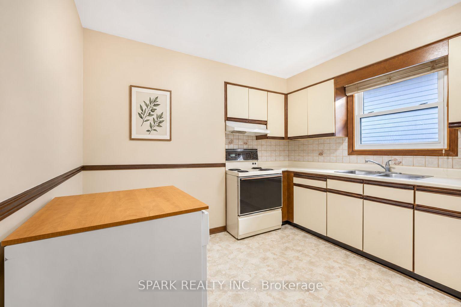 Photo 10 of 28 Lampman Crescent, Thorold, Confederation Heights — HOMEH