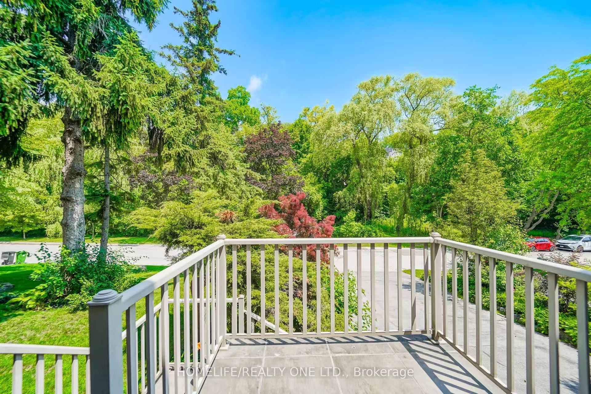 Photo 5 of 31 Bearwood Drive, Etobicoke, Edenbridge-Humber Valley — HOMEH