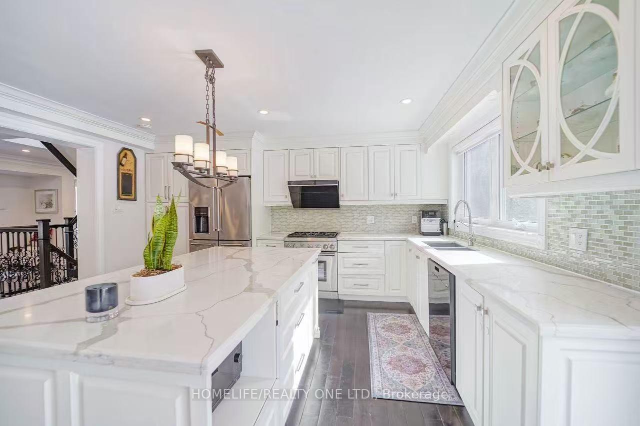 Photo 13 of 31 Bearwood Drive, Etobicoke, Edenbridge-Humber Valley — HOMEH