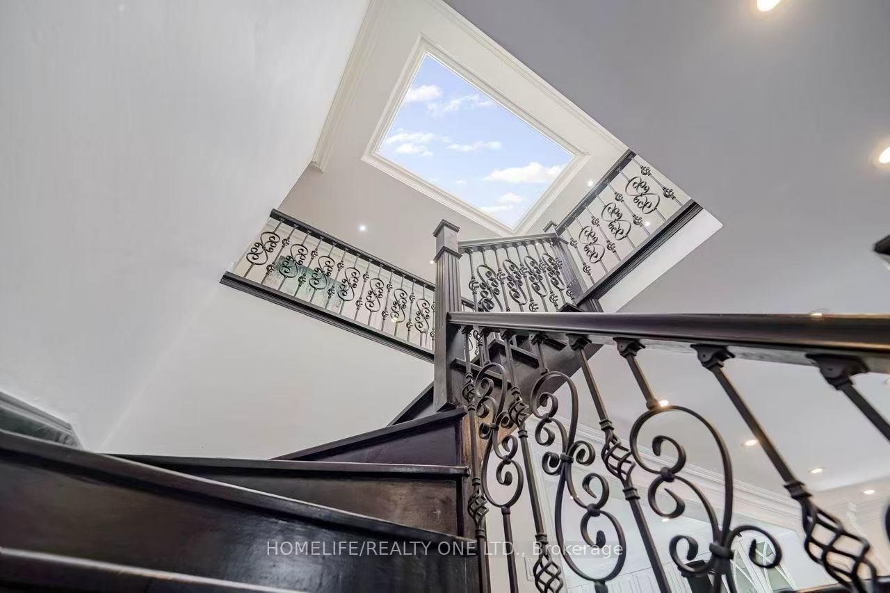 Photo 15 of 31 Bearwood Drive, Etobicoke, Edenbridge-Humber Valley — HOMEH
