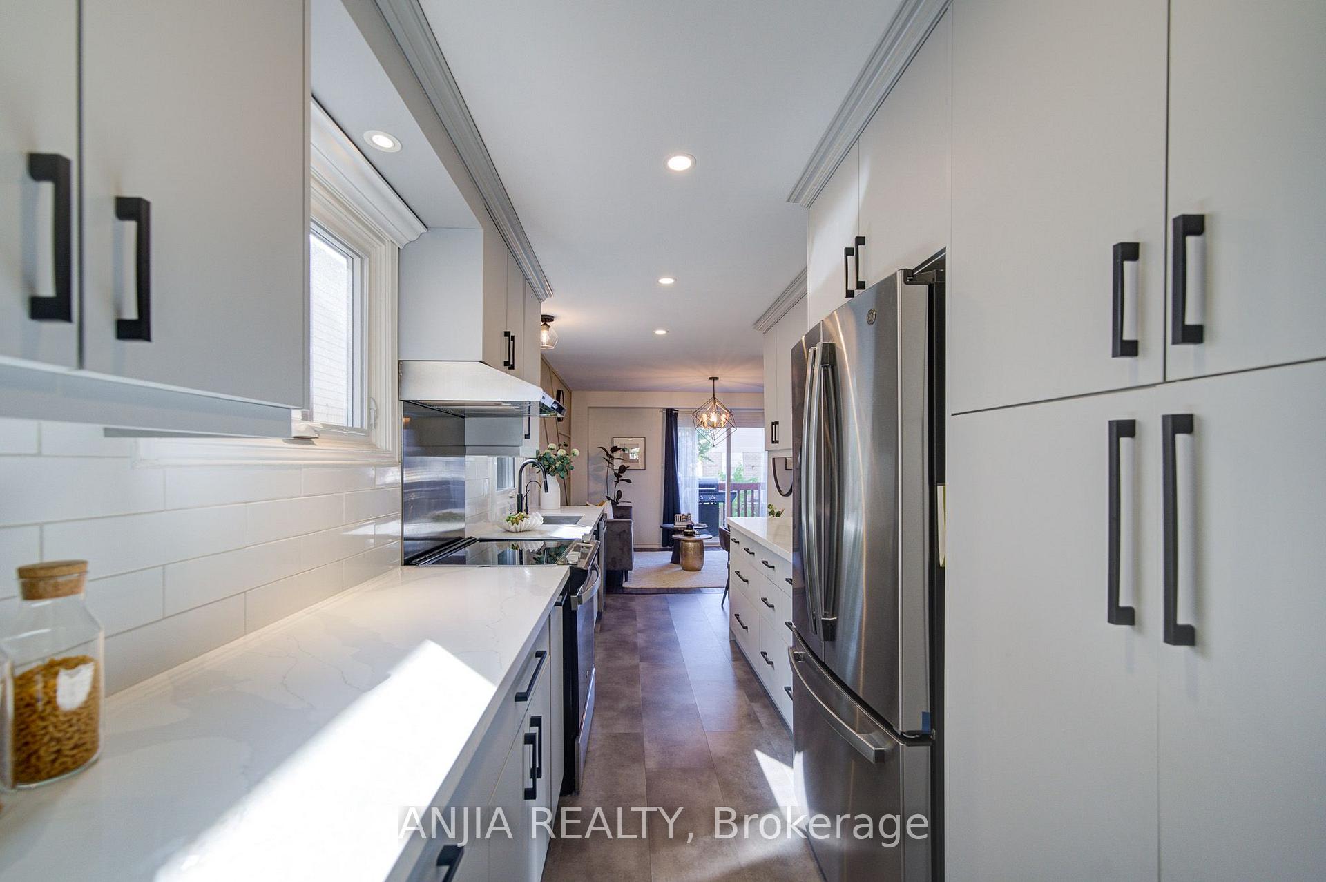 Photo 18 of 63 Enchanted Hills Crescent, Scarborough, Milliken — HOMEH