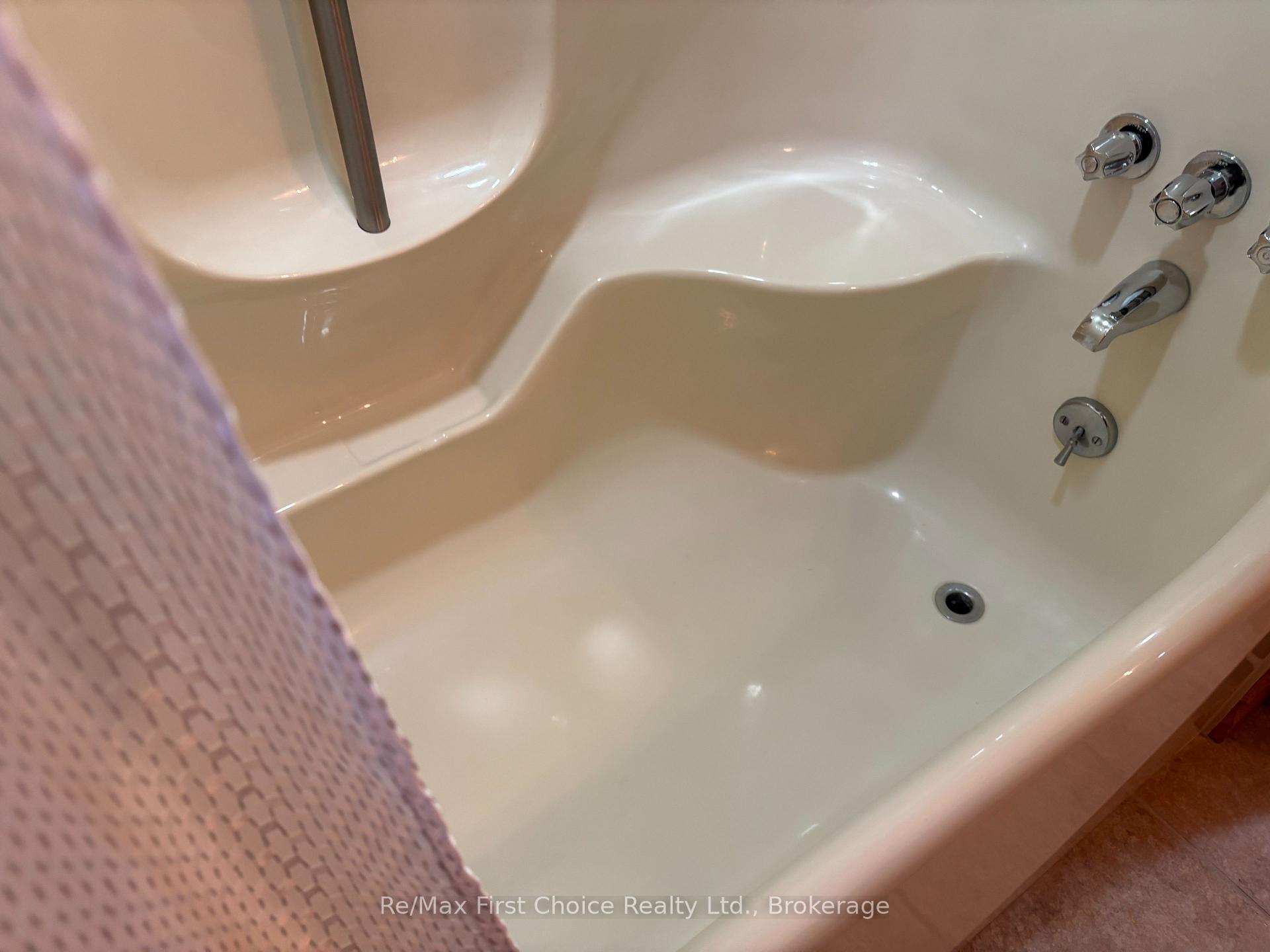 Photo 32 of 422 Ryerson Crescent, Thunder Bay, College Park — HOMEH