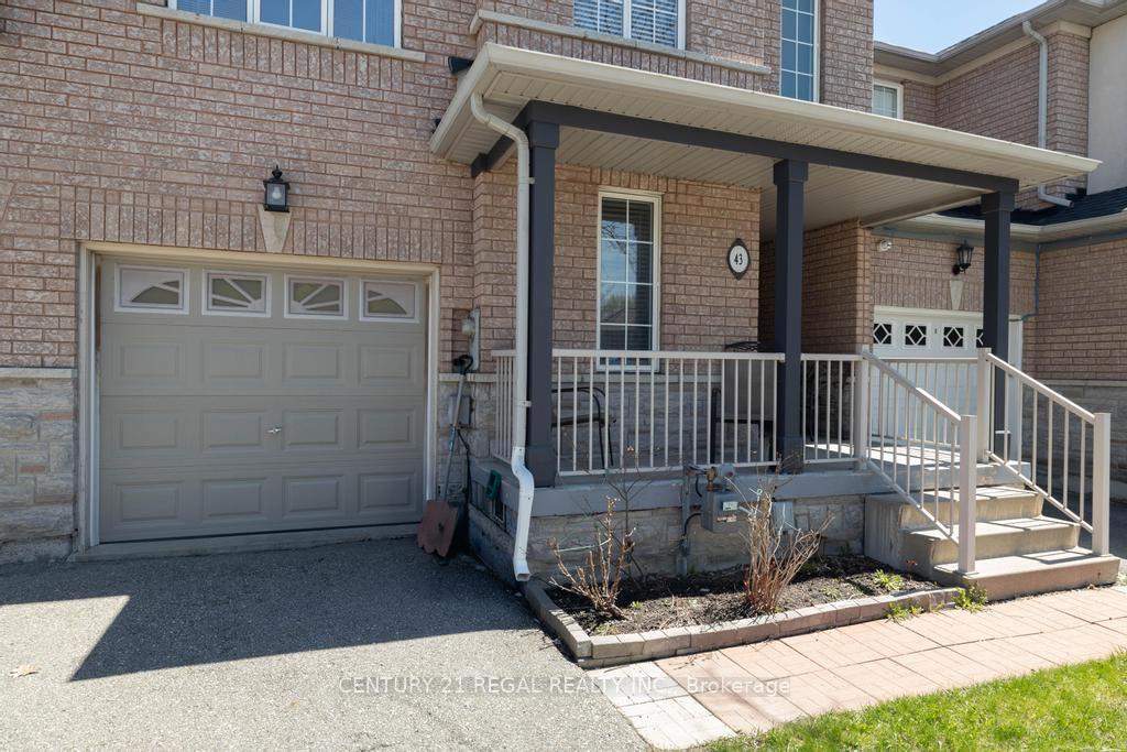 Photo 2 of 43 Waterton Crescent, Richmond Hill, Langstaff — HOMEH