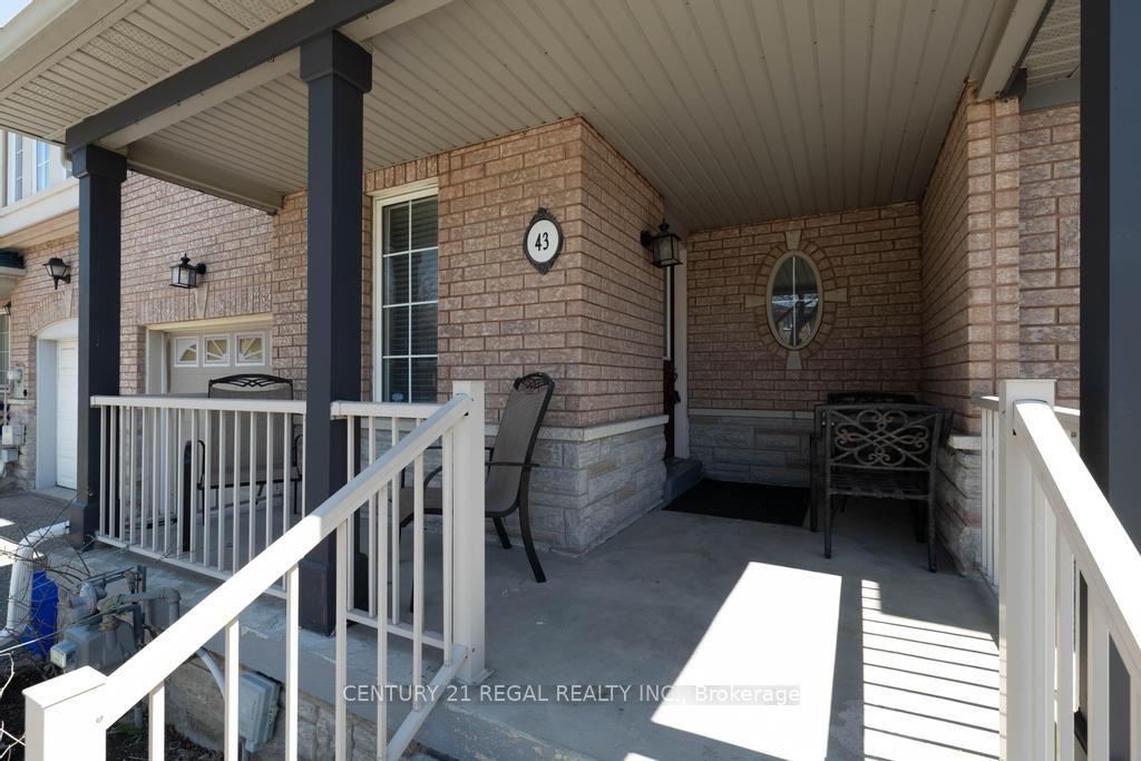 Photo 3 of 43 Waterton Crescent, Richmond Hill, Langstaff — HOMEH