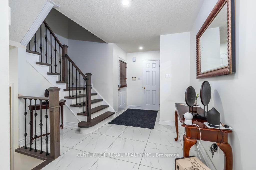 Photo 4 of 43 Waterton Crescent, Richmond Hill, Langstaff — HOMEH