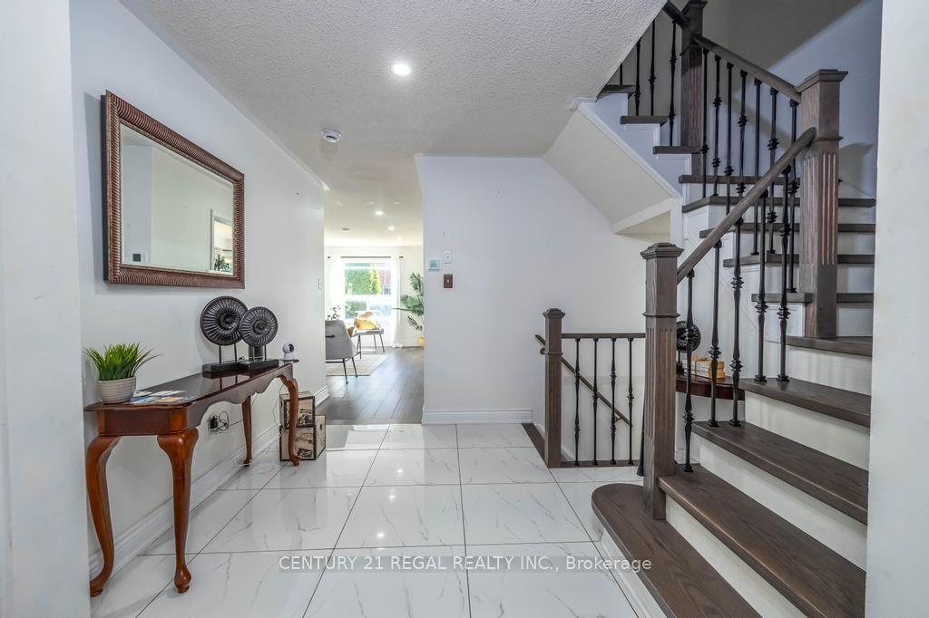 Photo 7 of 43 Waterton Crescent, Richmond Hill, Langstaff — HOMEH