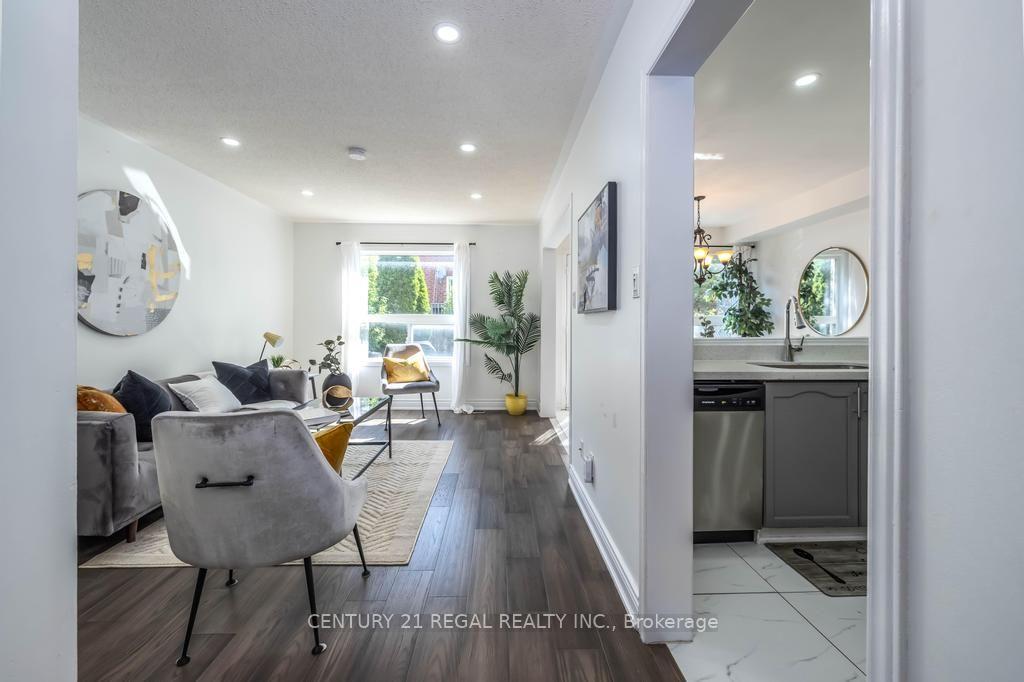 Photo 8 of 43 Waterton Crescent, Richmond Hill, Langstaff — HOMEH