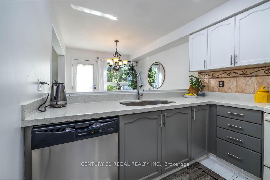 Photo 10 of 43 Waterton Crescent, Richmond Hill, Langstaff — HOMEH