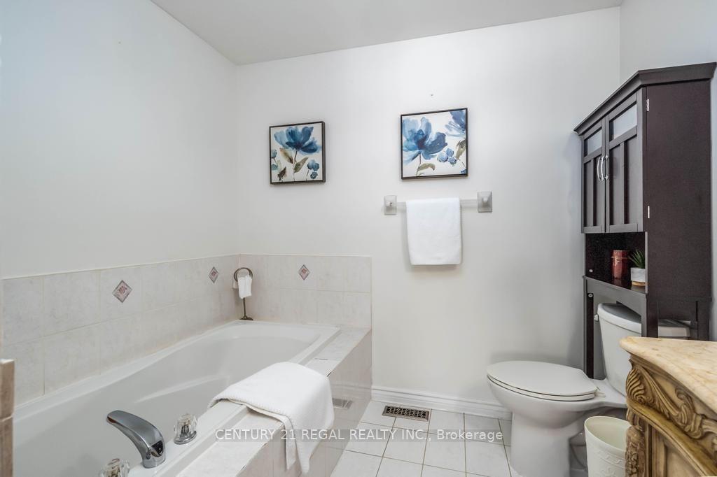 Photo 22 of 43 Waterton Crescent, Richmond Hill, Langstaff — HOMEH