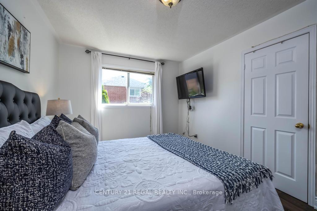 Photo 28 of 43 Waterton Crescent, Richmond Hill, Langstaff — HOMEH