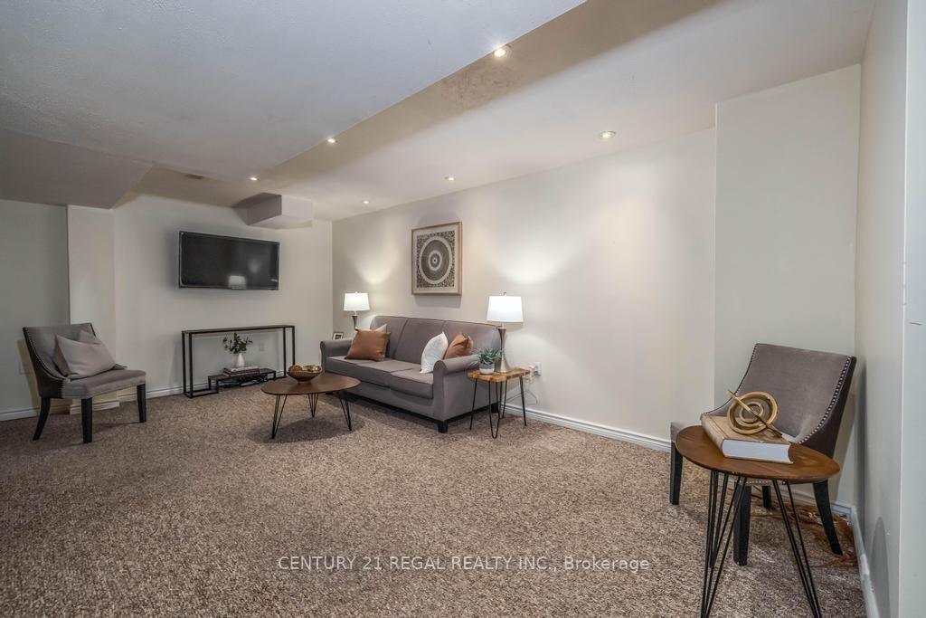Photo 31 of 43 Waterton Crescent, Richmond Hill, Langstaff — HOMEH