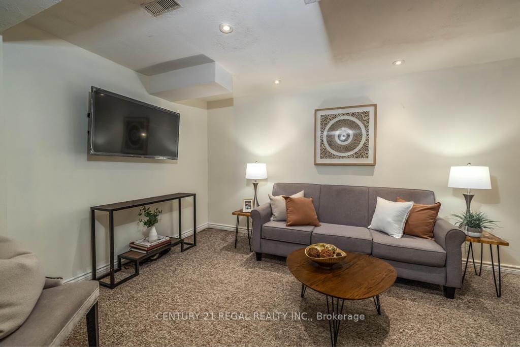 Photo 32 of 43 Waterton Crescent, Richmond Hill, Langstaff — HOMEH