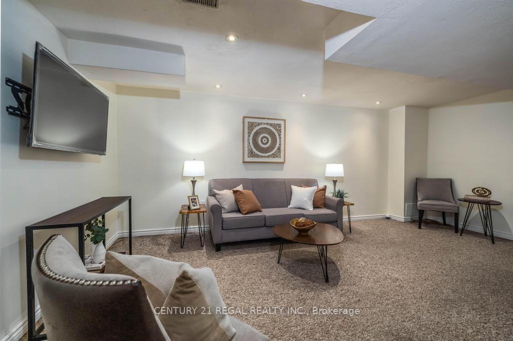 Photo 33 of 43 Waterton Crescent, Richmond Hill, Langstaff — HOMEH