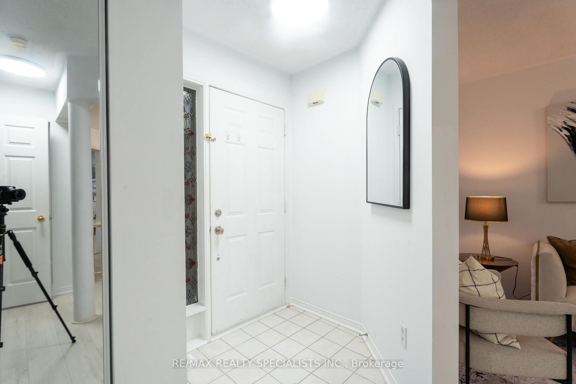 Photo 9 of 25 Carabram Court, Brampton, Brampton West — HOMEH