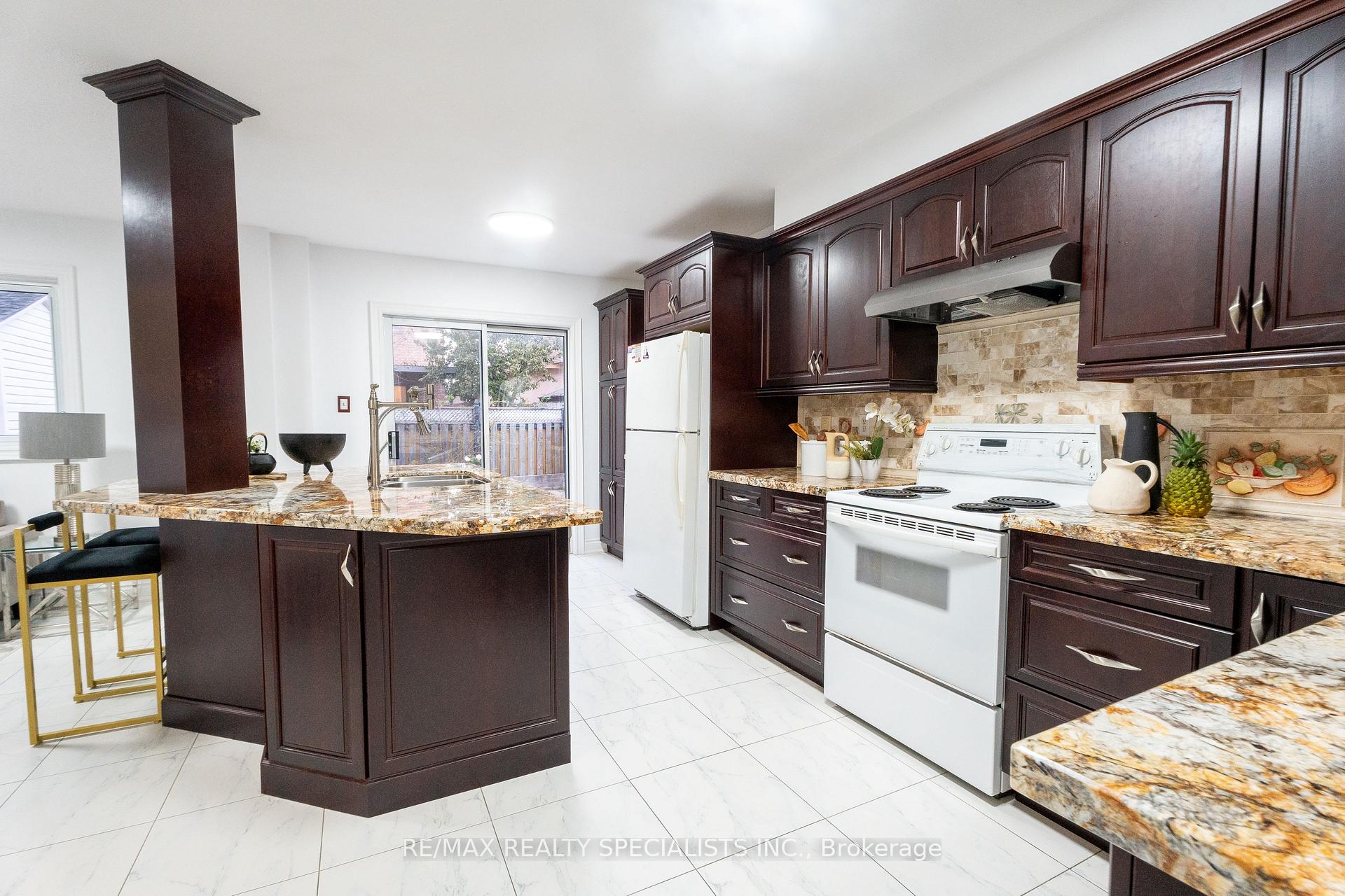 Photo 15 of 25 Carabram Court, Brampton, Brampton West — HOMEH