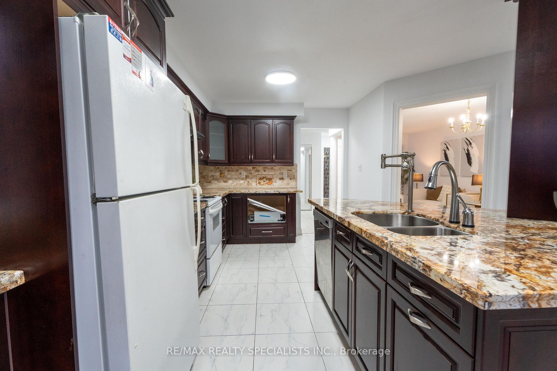 Photo 16 of 25 Carabram Court, Brampton, Brampton West — HOMEH