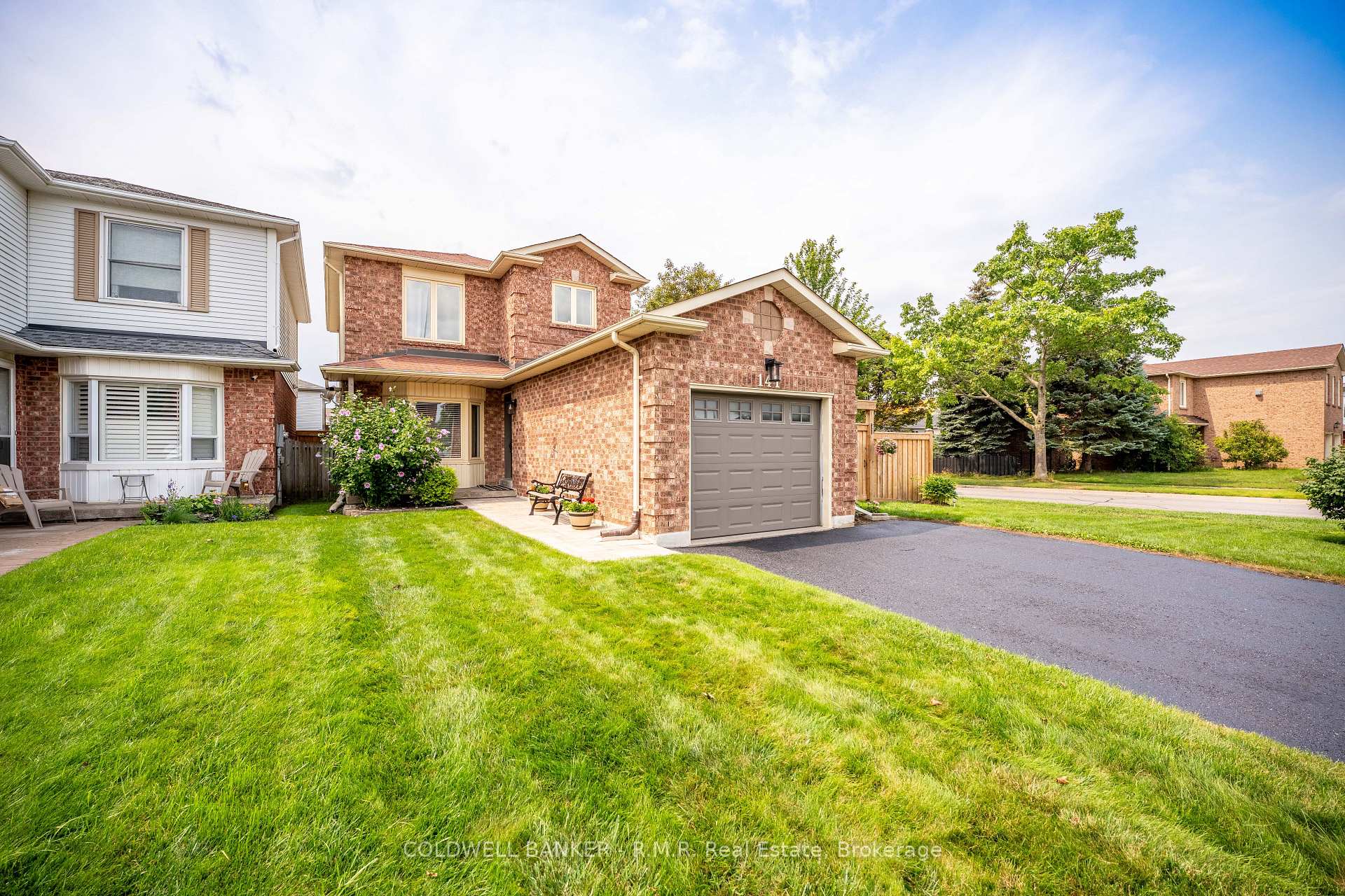 Photo 2 of 141 Poolton Crescent, Clarington, Courtice — HOMEH