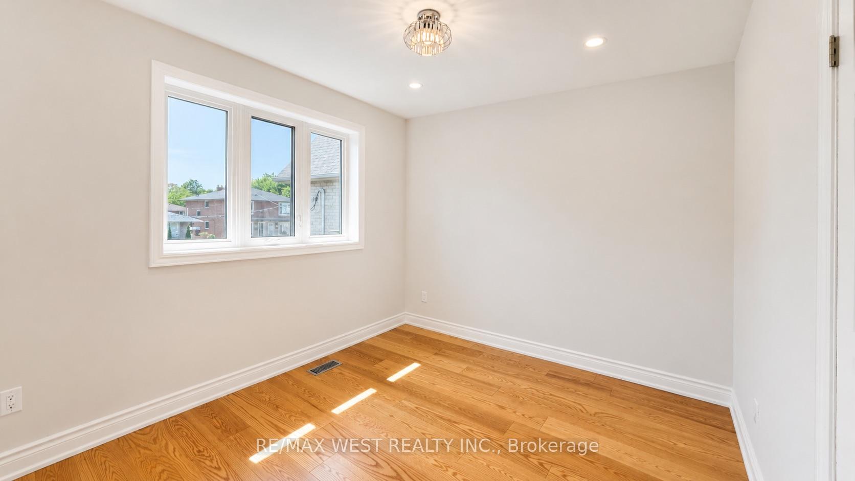 Photo 14 of 65 Foch Avenue, Etobicoke, Alderwood — HOMEH