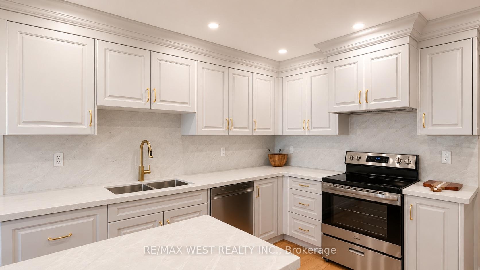 Photo 23 of 65 Foch Avenue, Etobicoke, Alderwood — HOMEH