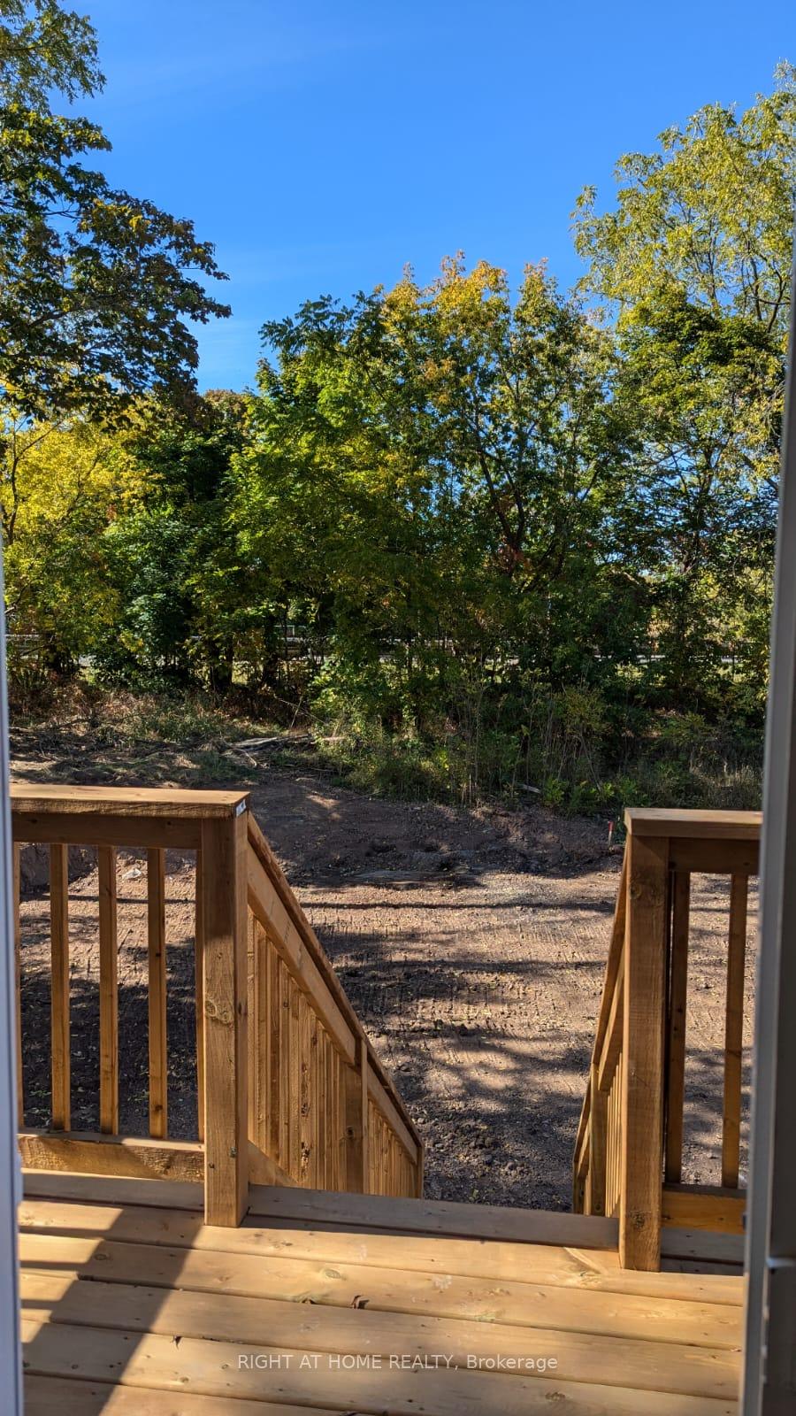 Photo 15 of 139 Highriver Trail, Welland, Broadway — HOMEH