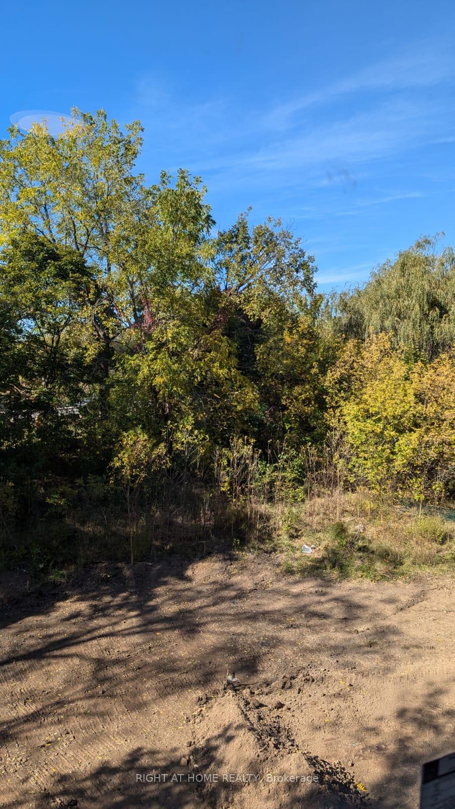 Photo 17 of 139 Highriver Trail, Welland, Broadway — HOMEH