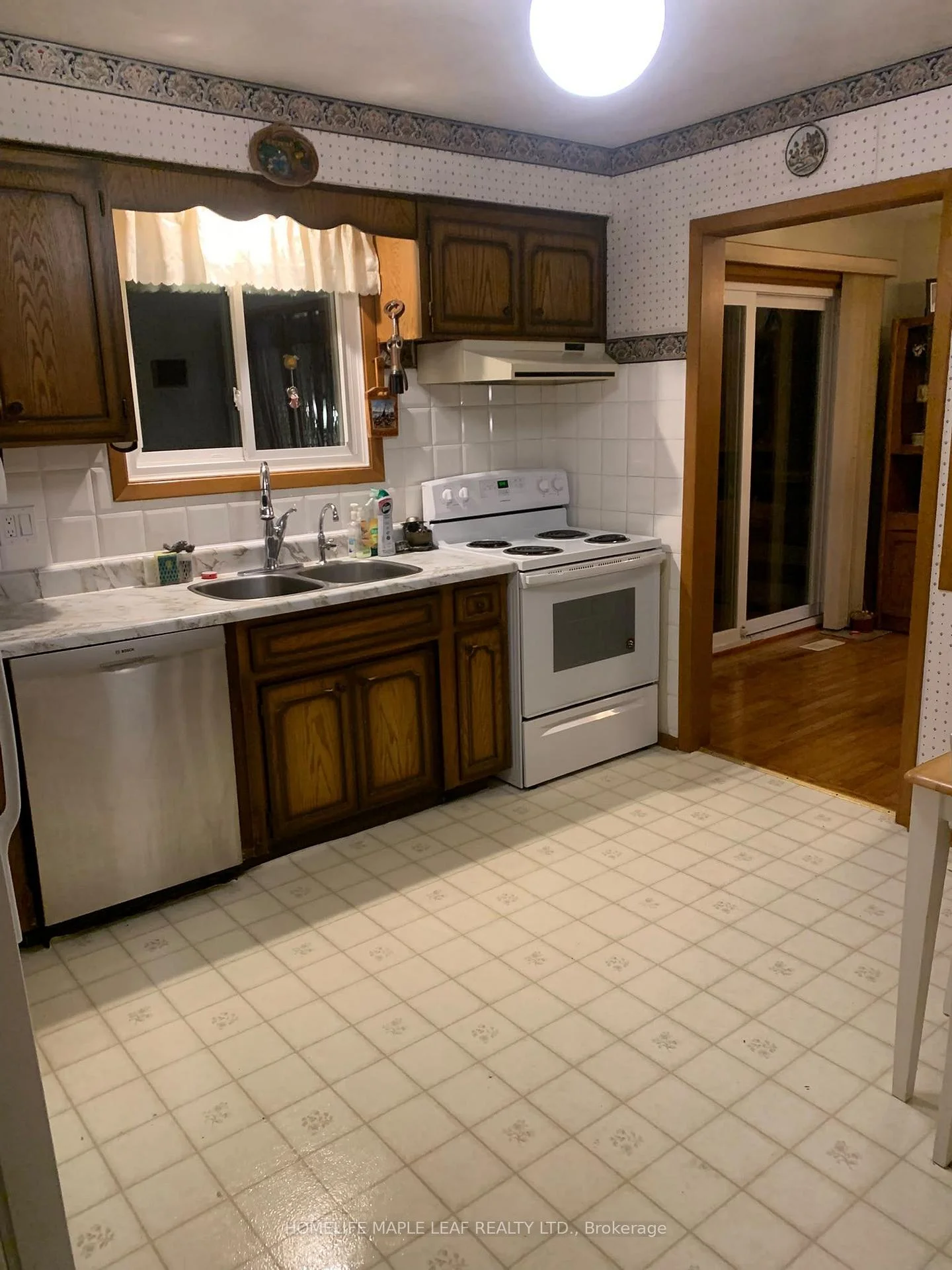 Photo 8 of 410 Lakeview Drive, Waterloo, Lakeshore Village — HOMEH
