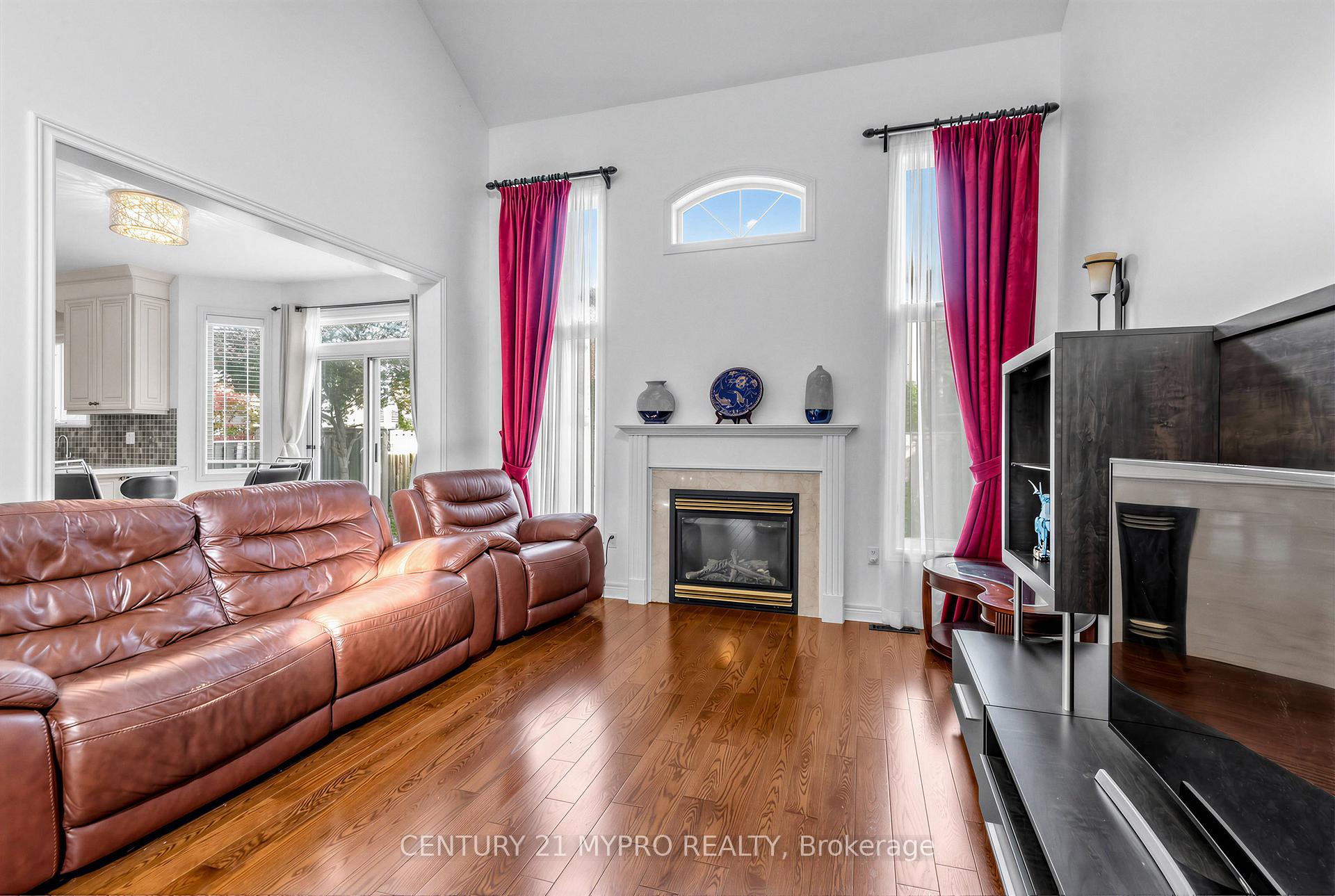 Photo 13 of 250 Summeridge Drive, Vaughan, Patterson — HOMEH