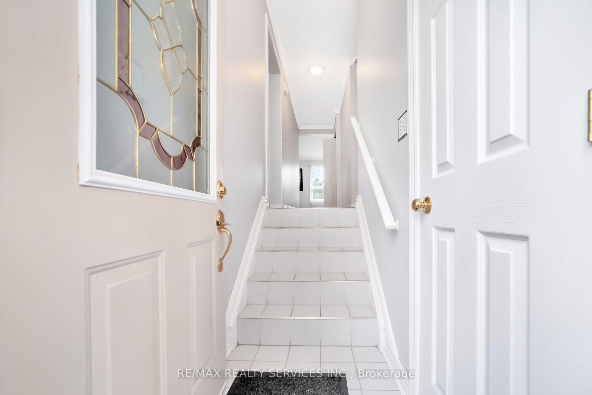 Photo 6 of Unit 68, 68 Baronwood Court, Brampton, Brampton North — HOMEH