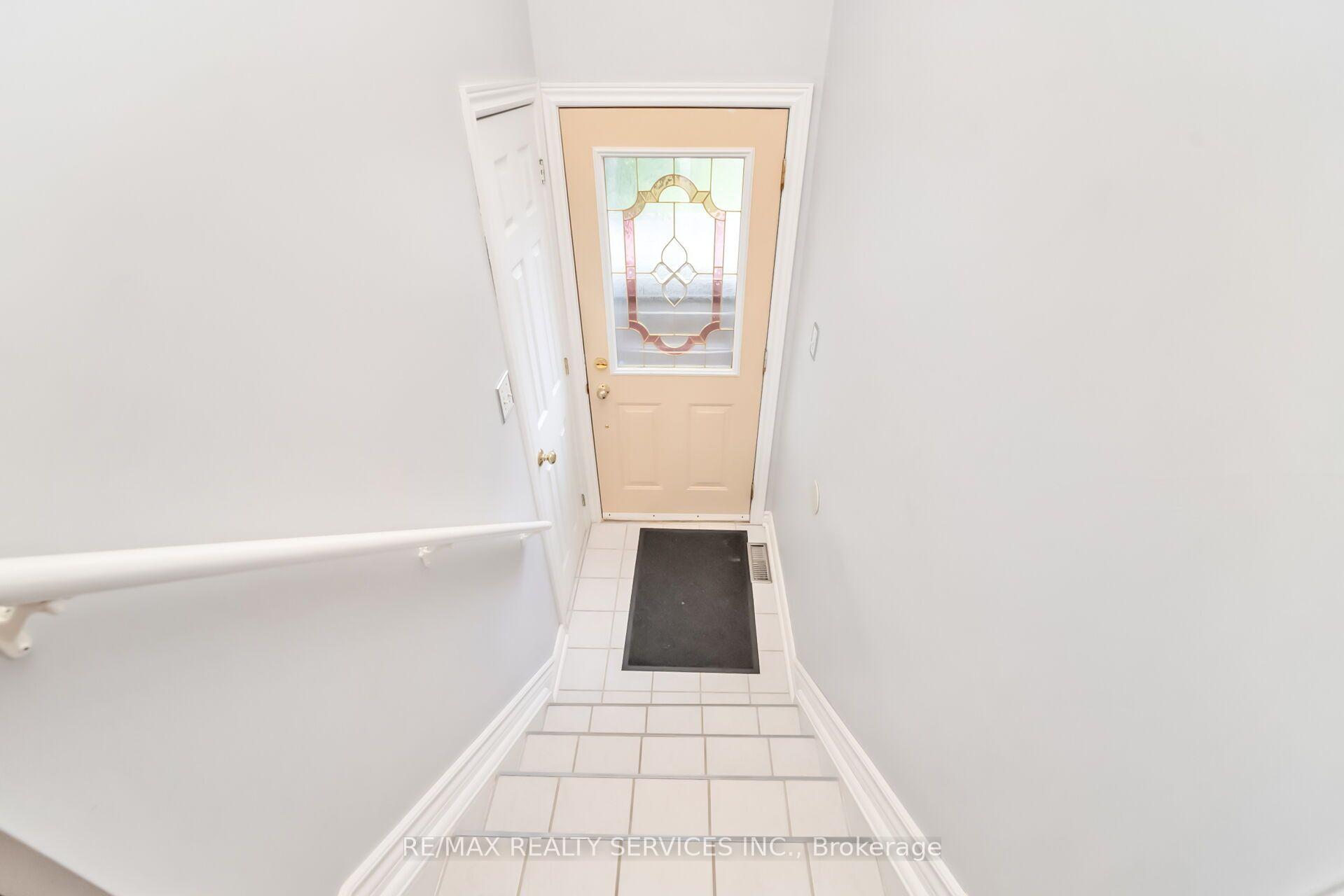 Photo 7 of Unit 68, 68 Baronwood Court, Brampton, Brampton North — HOMEH