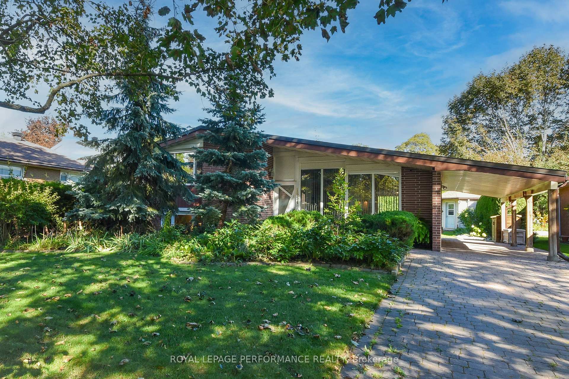 Photo of 1554 Chomley Crescent