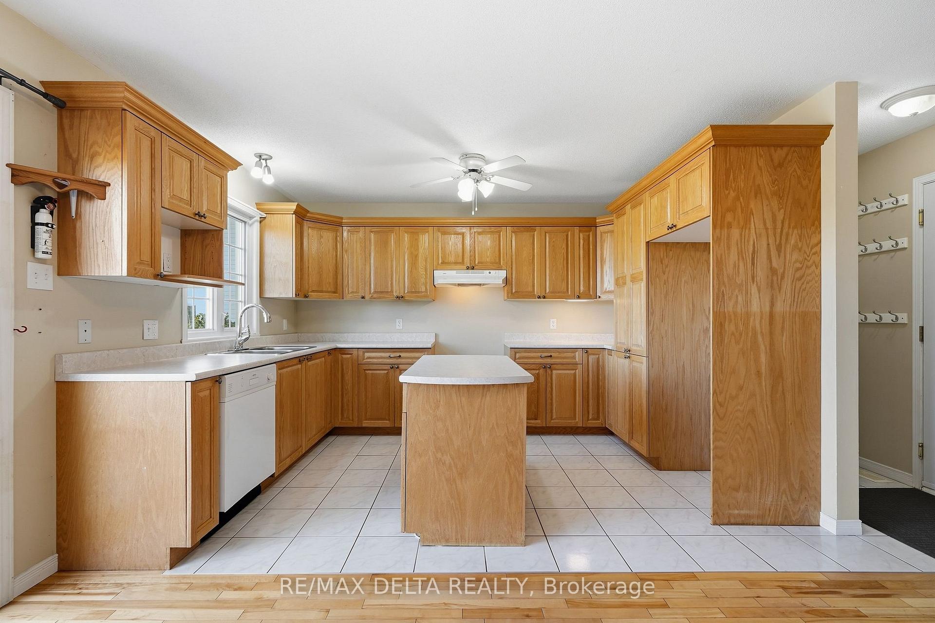 Photo 10 of 851 Nelson Street W, Hawkesbury, Hawkesbury — HOMEH