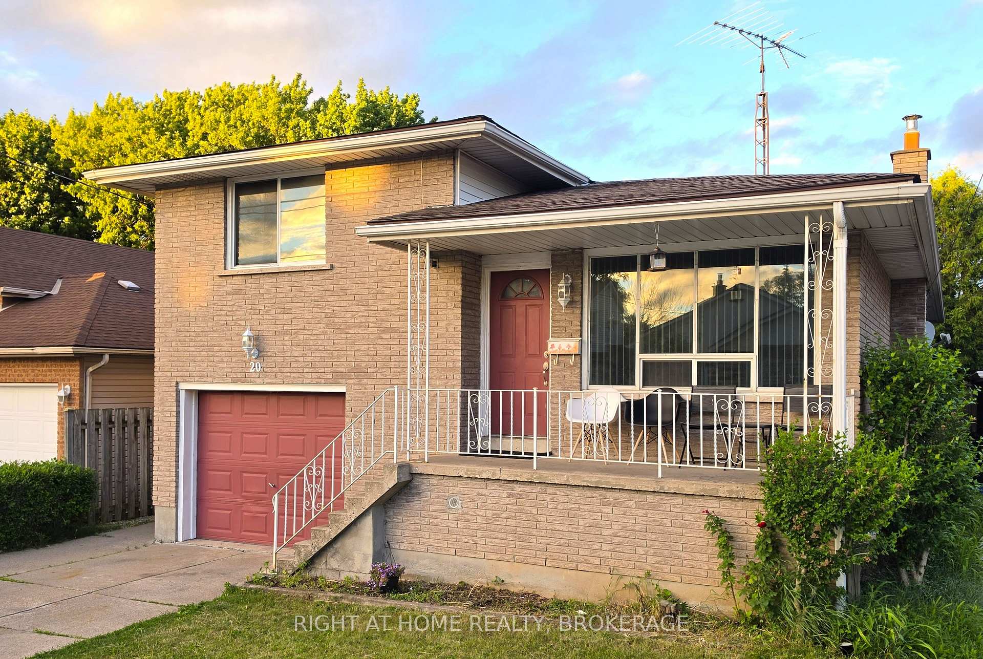 Photo 2 of 20 Augusta Avenue, St. Catharines, Facer — HOMEH