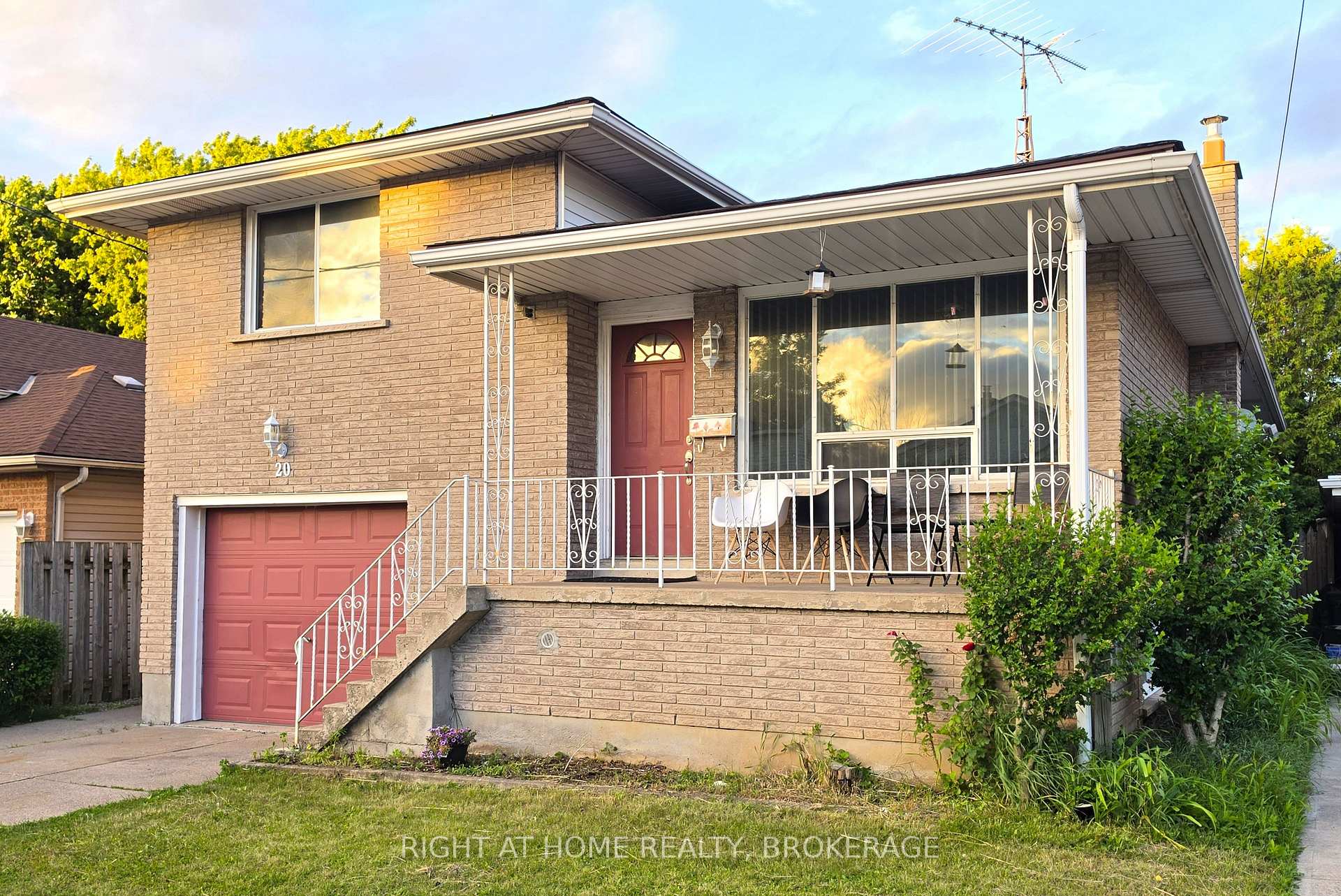 Photo 3 of 20 Augusta Avenue, St. Catharines, Facer — HOMEH