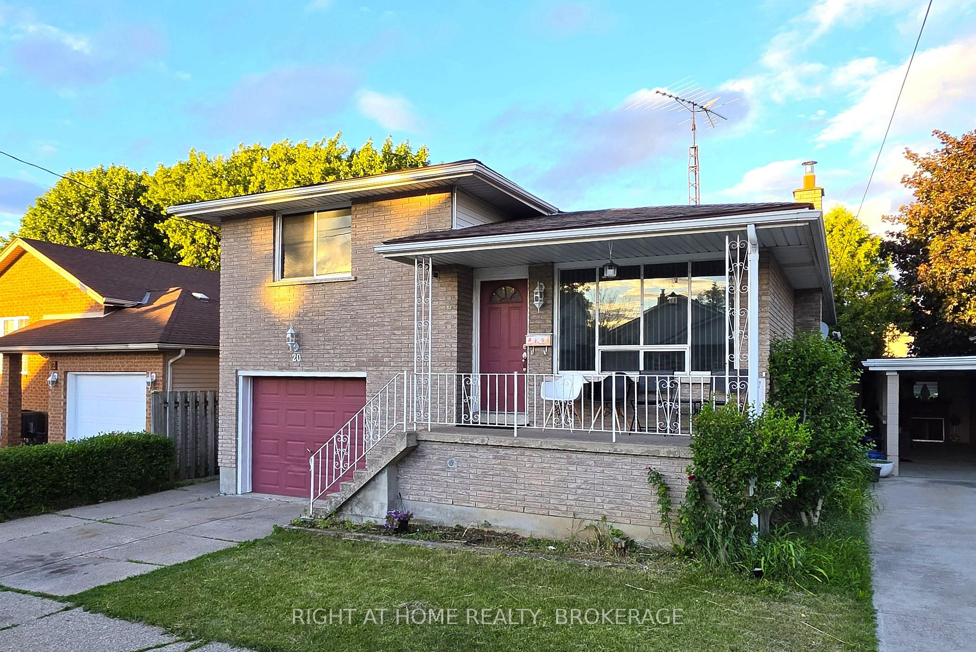 Photo 4 of 20 Augusta Avenue, St. Catharines, Facer — HOMEH