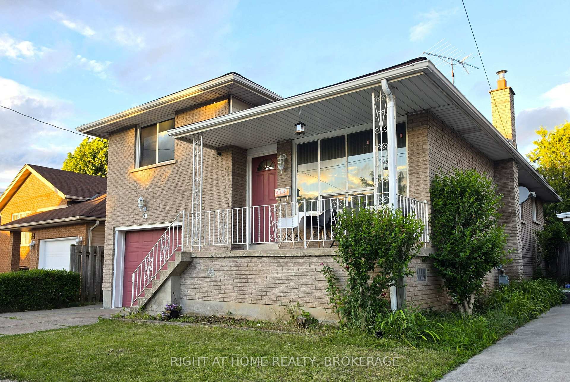 Photo 5 of 20 Augusta Avenue, St. Catharines, Facer — HOMEH