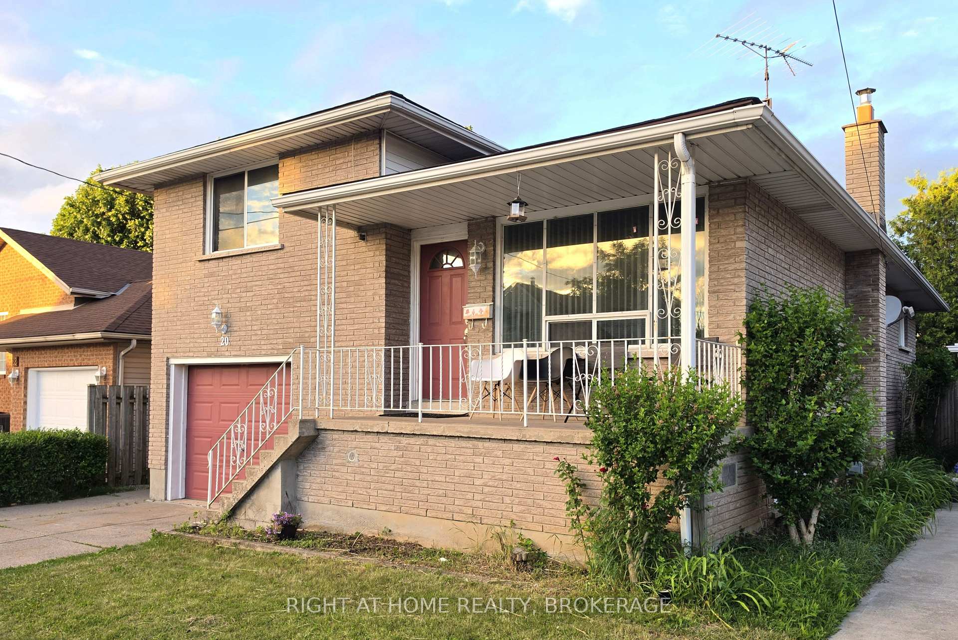 Photo 6 of 20 Augusta Avenue, St. Catharines, Facer — HOMEH