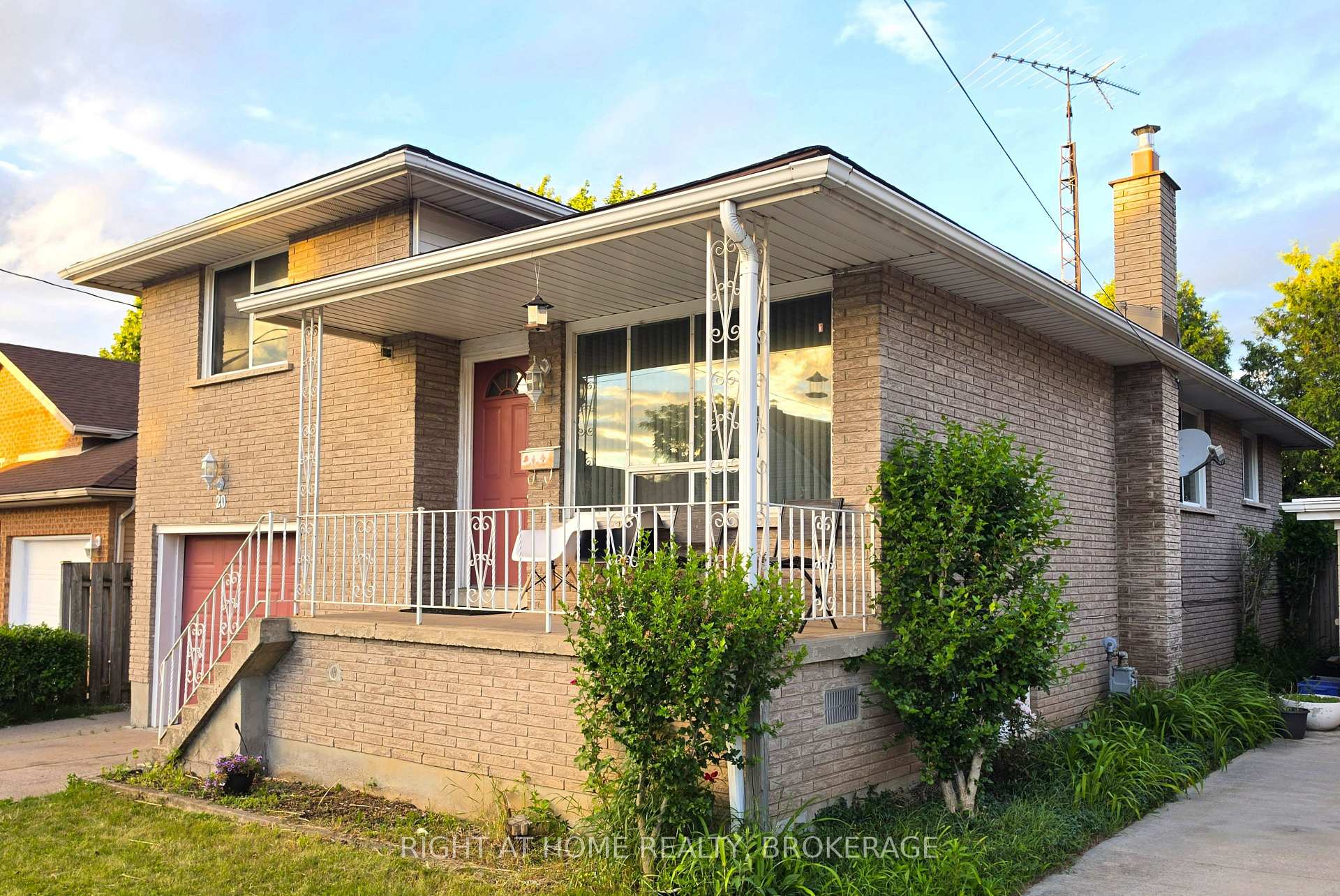 Photo 7 of 20 Augusta Avenue, St. Catharines, Facer — HOMEH