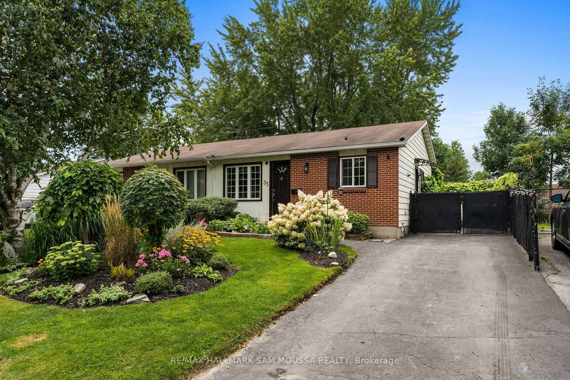 Photo 3 of 35 Ballantrae Way, Ottawa, Kanata - Glencairn/Hazeldean — HOMEH