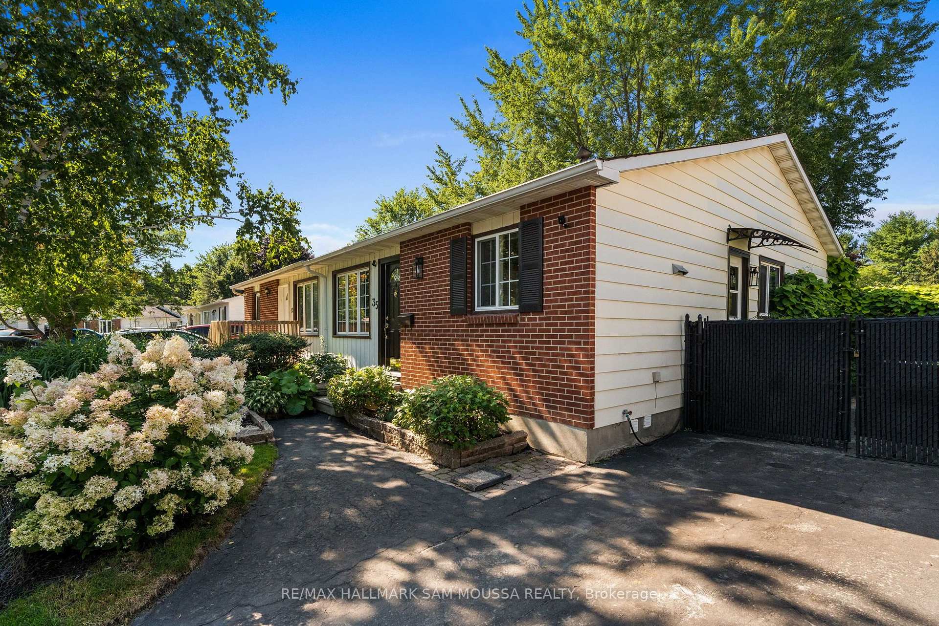 Photo 5 of 35 Ballantrae Way, Ottawa, Kanata - Glencairn/Hazeldean — HOMEH