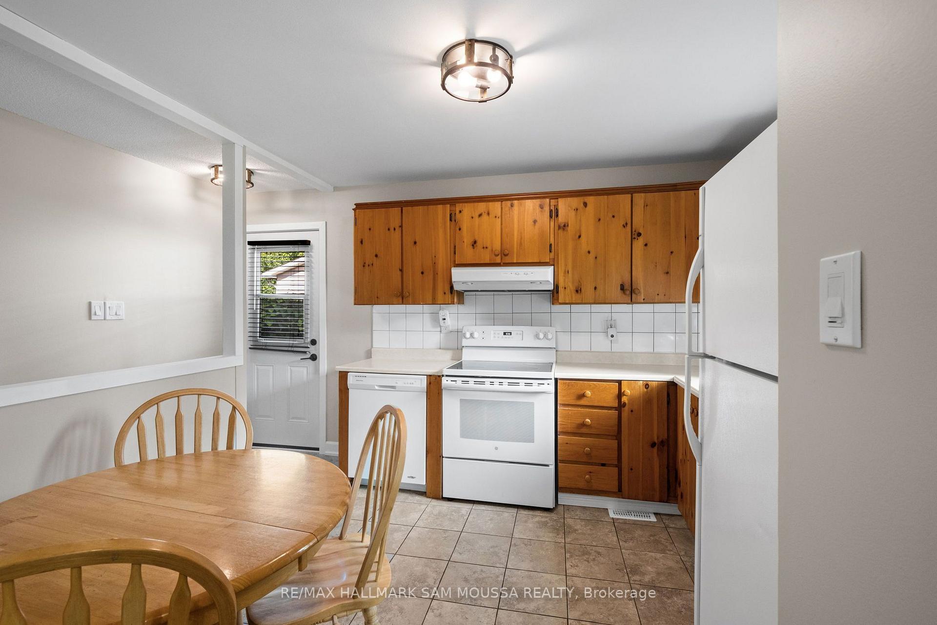 Photo 11 of 35 Ballantrae Way, Ottawa, Kanata - Glencairn/Hazeldean — HOMEH
