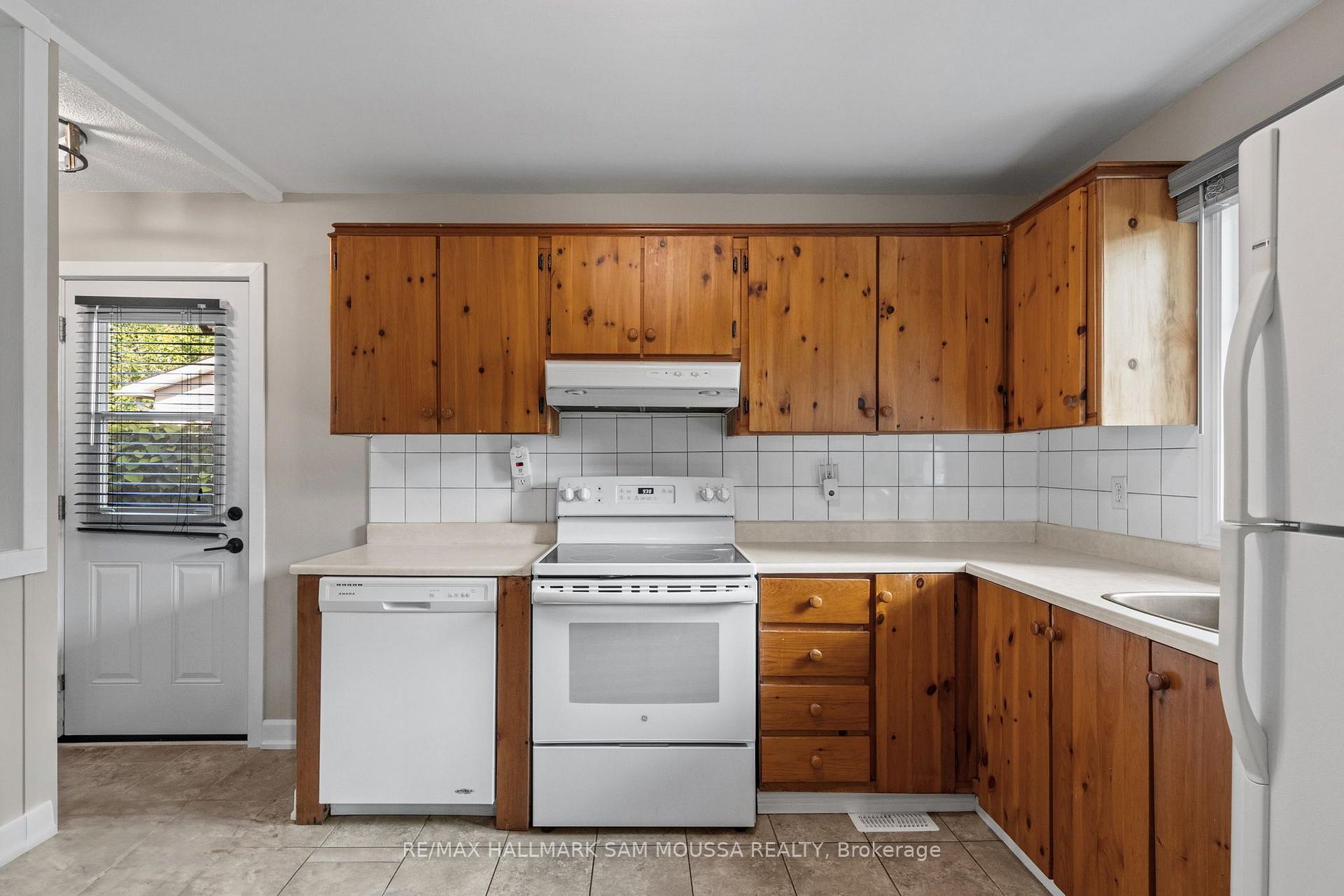 Photo 12 of 35 Ballantrae Way, Ottawa, Kanata - Glencairn/Hazeldean — HOMEH