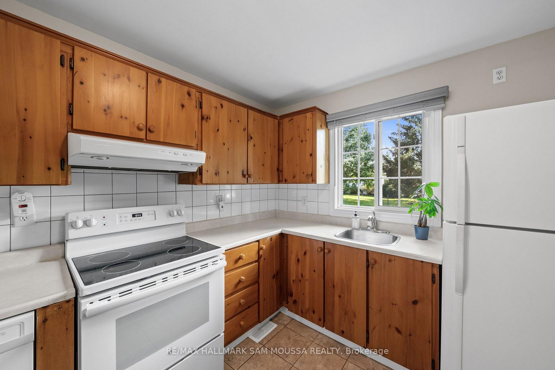 Photo 13 of 35 Ballantrae Way, Ottawa, Kanata - Glencairn/Hazeldean — HOMEH