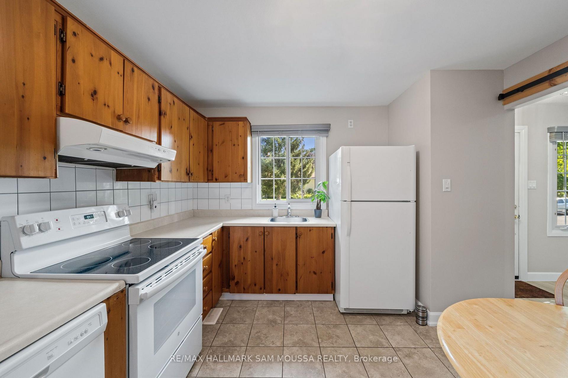 Photo 14 of 35 Ballantrae Way, Ottawa, Kanata - Glencairn/Hazeldean — HOMEH