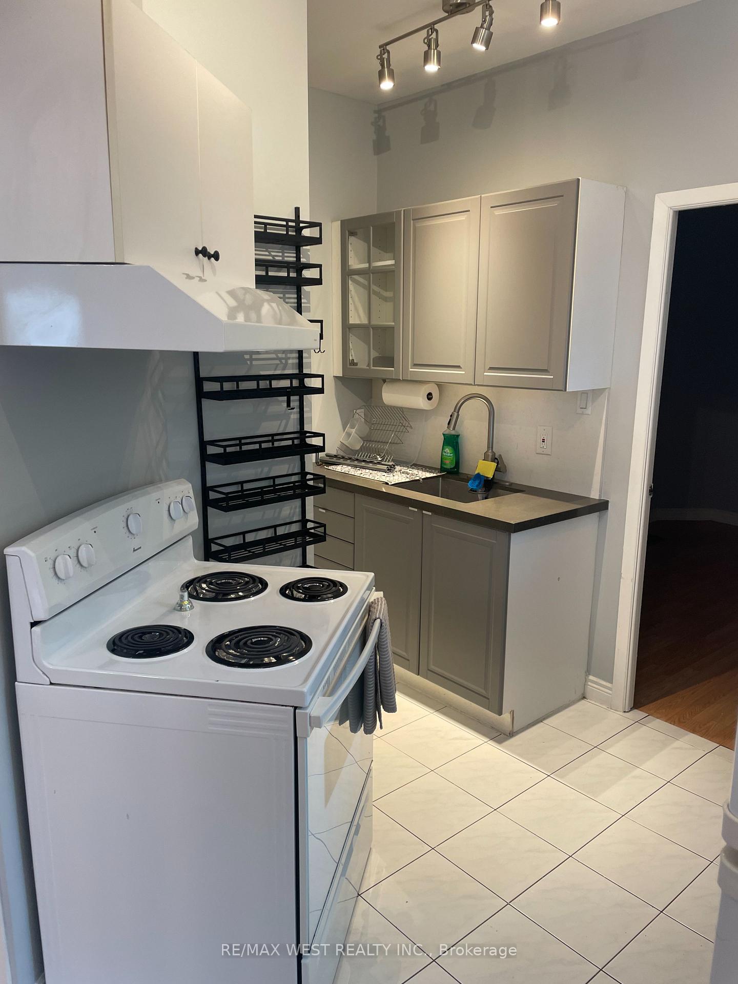 Photo 4 of Unit Main Floor, 281 Howland Avenue, Toronto, The Annex — HOMEH