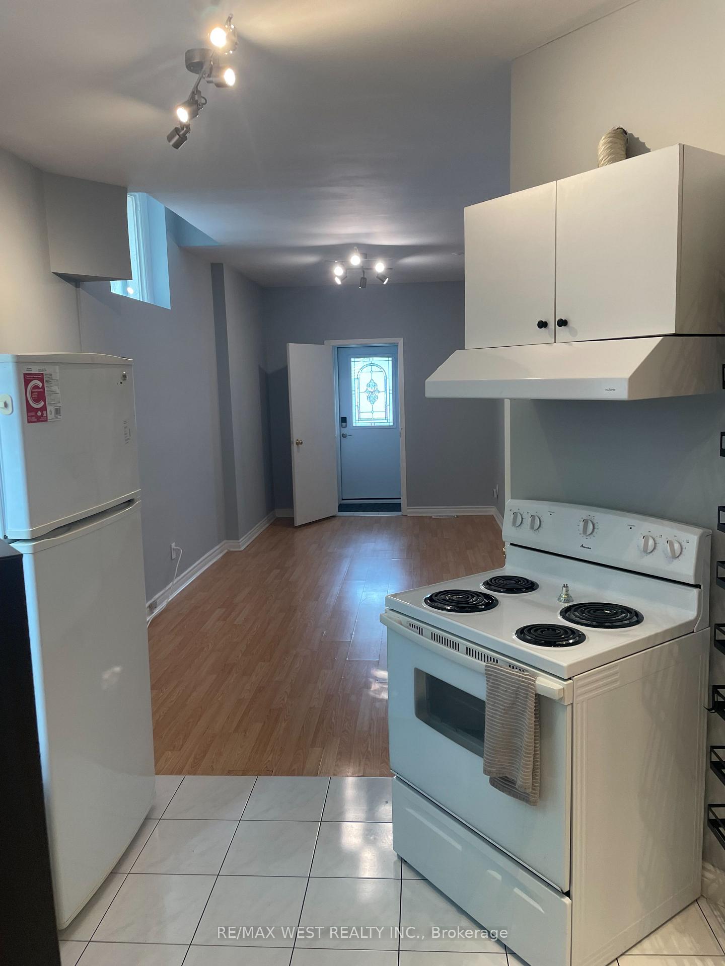 Photo 5 of Unit Main Floor, 281 Howland Avenue, Toronto, The Annex — HOMEH