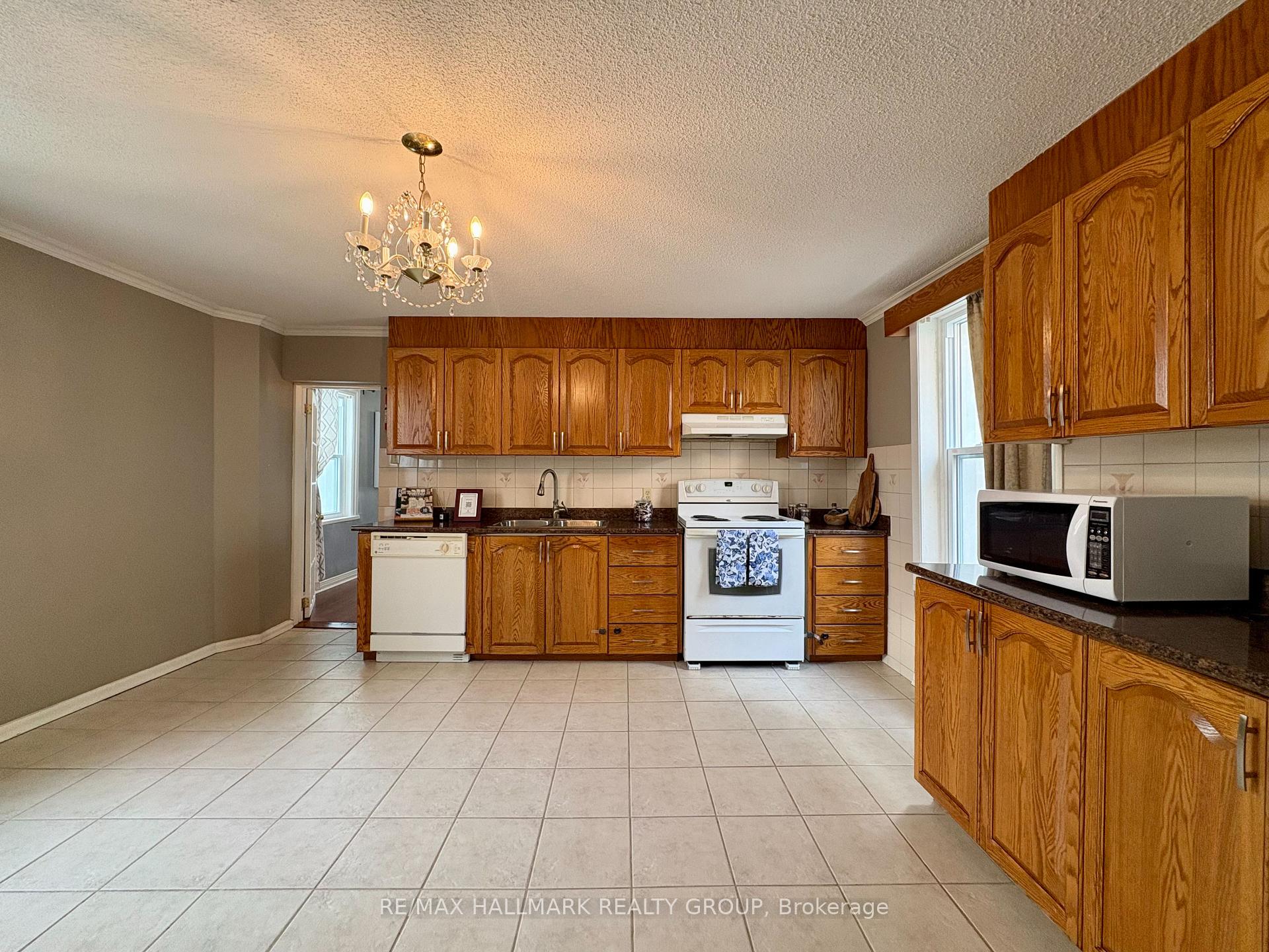 Photo 11 of 53 Louisa Street, Ottawa, West Centre Town — HOMEH