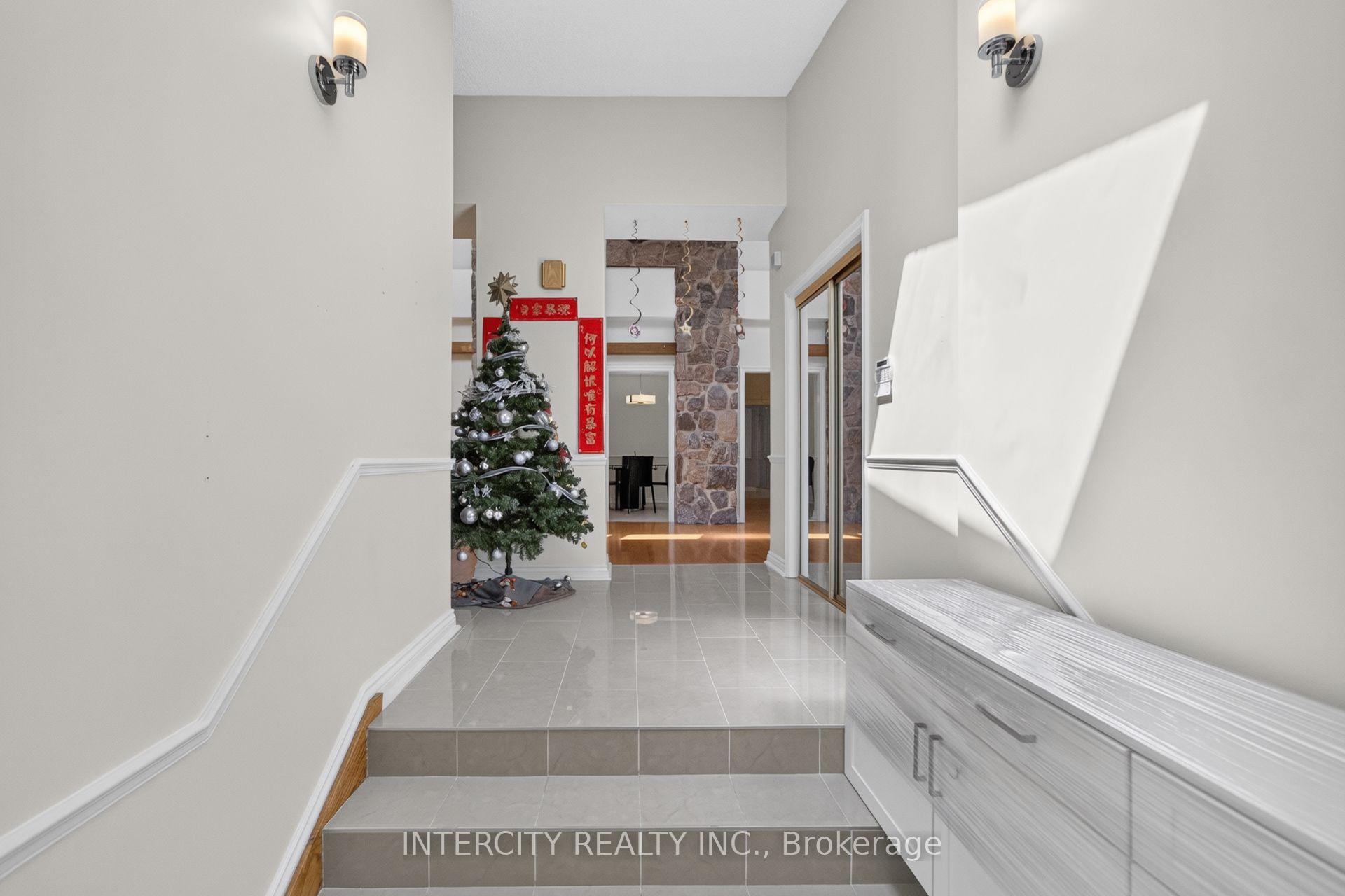 Photo 3 of 10 East Drive E, Markham, Unionville — HOMEH