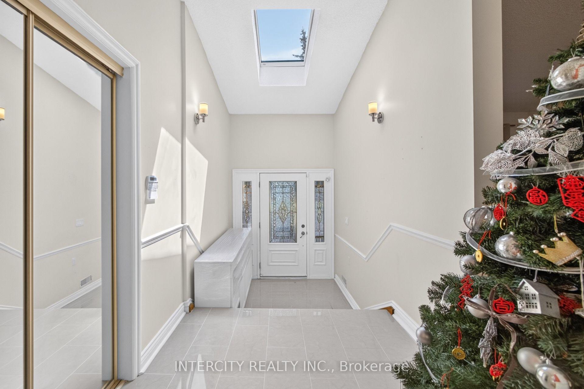 Photo 4 of 10 East Drive E, Markham, Unionville — HOMEH