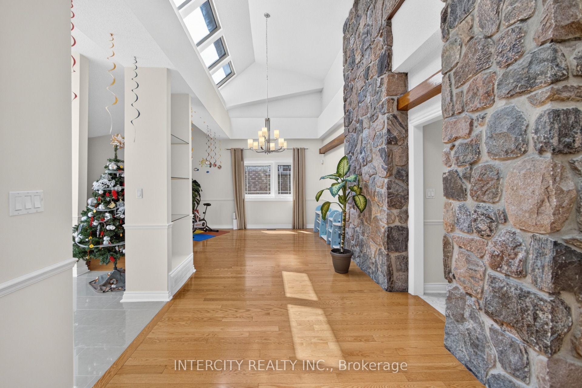Photo 5 of 10 East Drive E, Markham, Unionville — HOMEH